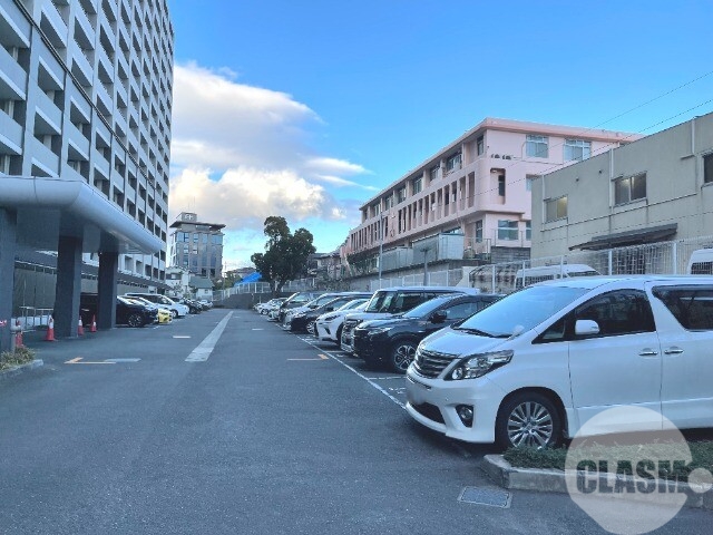 【堺市堺区三国ヶ丘御幸通のマンションの駐車場】