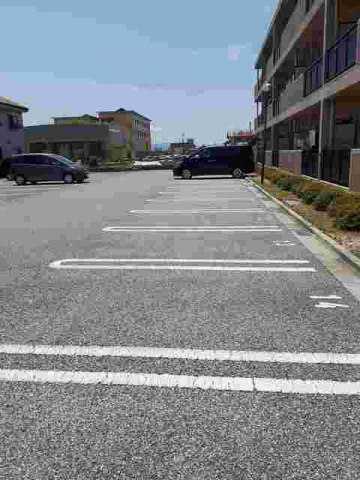 【長浜市八幡東町のマンションの駐車場】