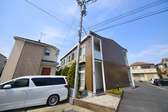 【草加市長栄のアパートの建物外観】