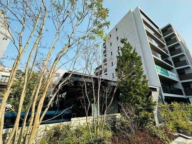 【川崎市中原区上新城のマンションの建物外観】