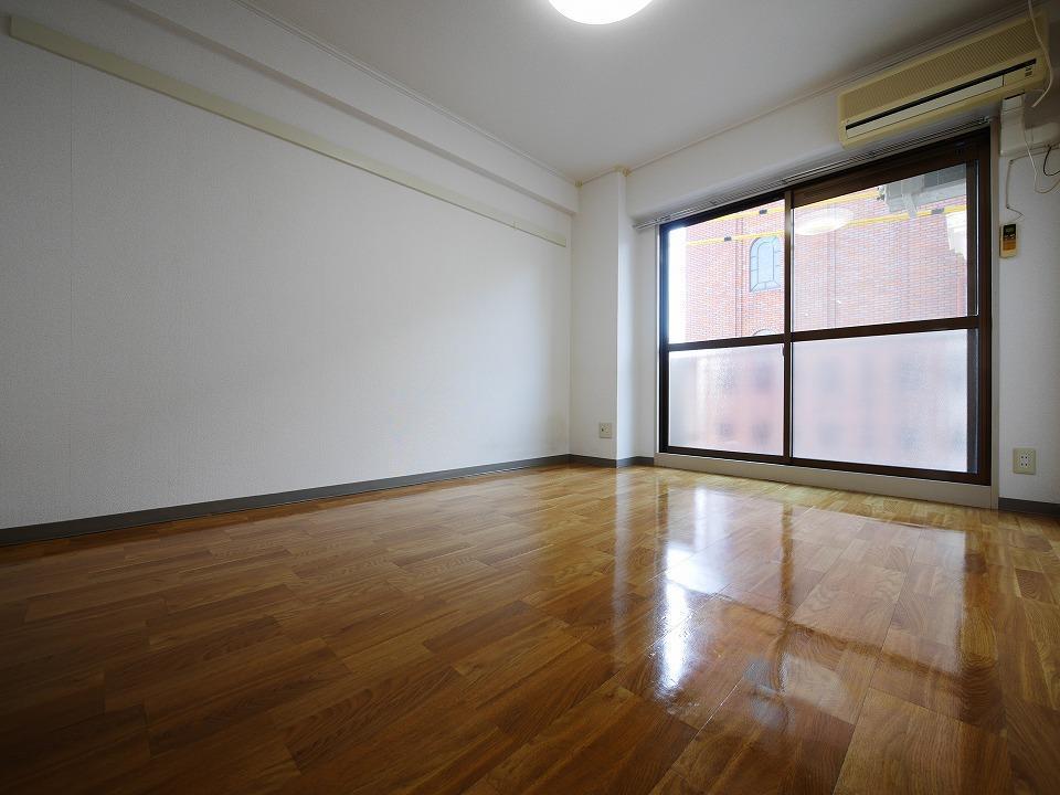 居室・リビング　大きい窓が風通しと日当たりをよくします