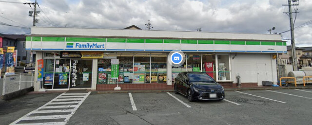 コンビニ　ファミリーマート 松阪学園前店（コンビニ）まで693m