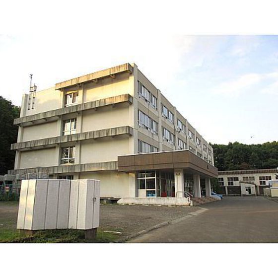 中学校　登別市立緑陽中学校（中学校）まで872m