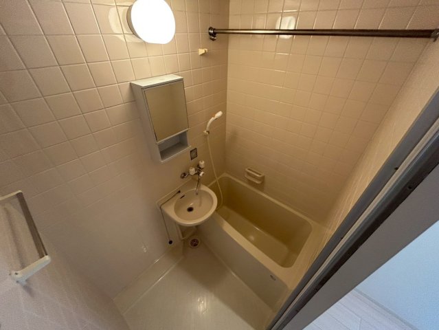 バス・シャワールーム　落ち着いた空間のお風呂です