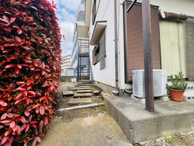 エントランス　２階への入口が２ヶ所ございます