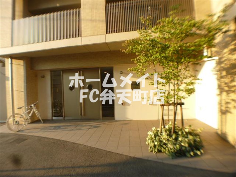エントランス　落ち着いたエントランスです
