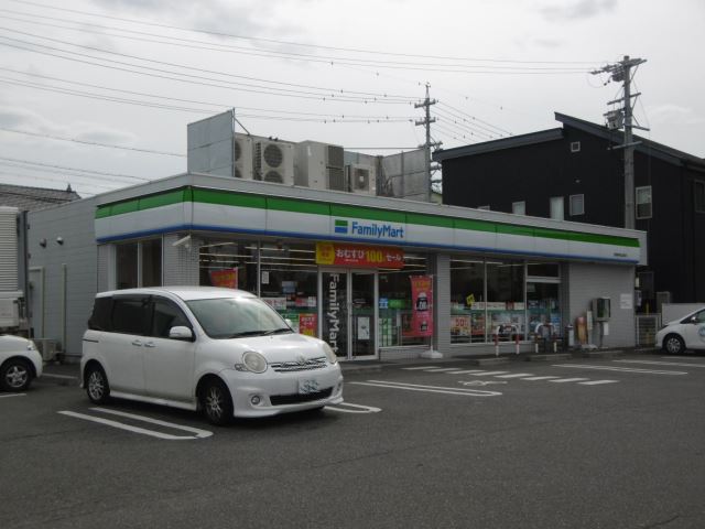コンビニ　ファミリーマート（コンビニ）まで520m