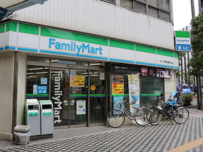 コンビニ　ファミリーマート（コンビニ）まで63m