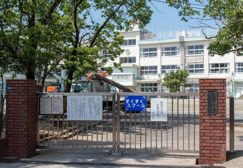 小学校　江戸川区立上小岩小学校（小学校）まで240m