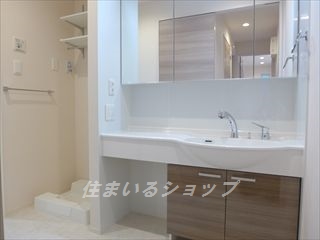 洗面設備　三面鏡付き大型シューズボックス