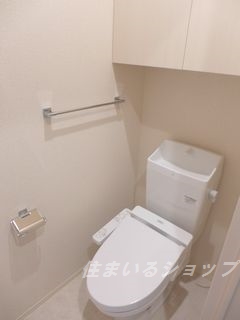 トイレ　シャワートイレ・収納棚あり