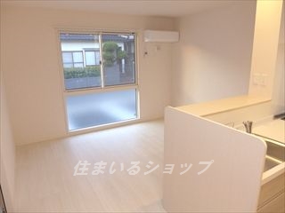 居室・リビング　人気の対面キッチン。エアコン付き！