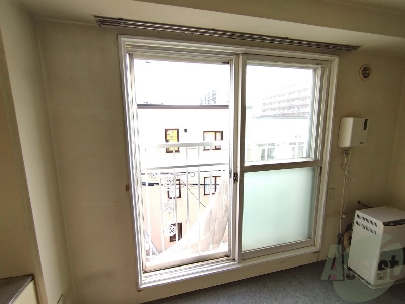 バルコニー　窓が大きいので風の通りが良さそうですね！！