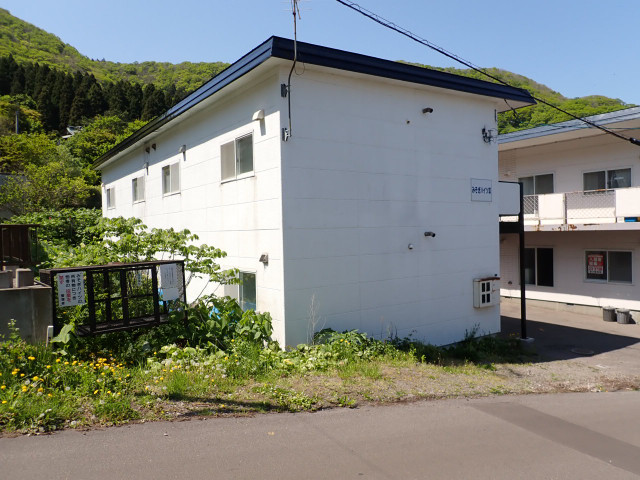 【函館市谷地頭町のアパートの建物外観】