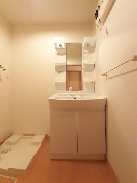 【富山市田畠のアパートの洗面設備】