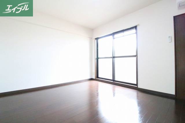 居室・リビング　同物件別部屋の写真です