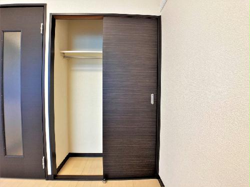 収納　閉まっている扉側にも同様な収納スペースがあります