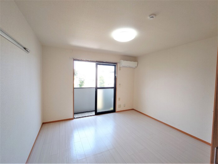 居室・リビング　8.2帖で大きな洋室です。