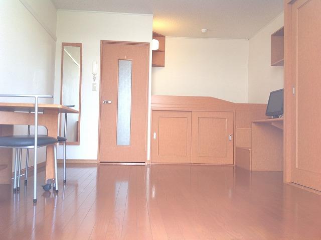 居室・リビング　1Fはフローリング 家具・家電・ベッド付き