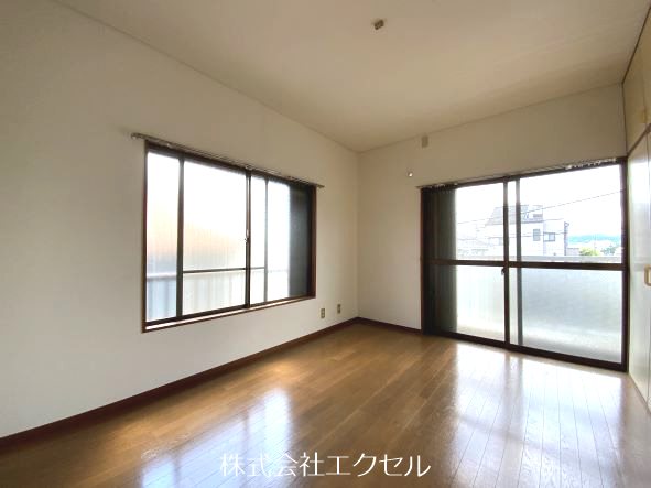 居室・リビング　二面採光で風通しが良いです。