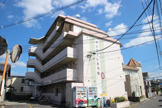 【広島市佐伯区八幡のマンションの建物外観】