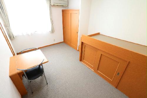 居室・リビング　ベッド下に収納スペースあり！荷物が多くても十分に収まります！