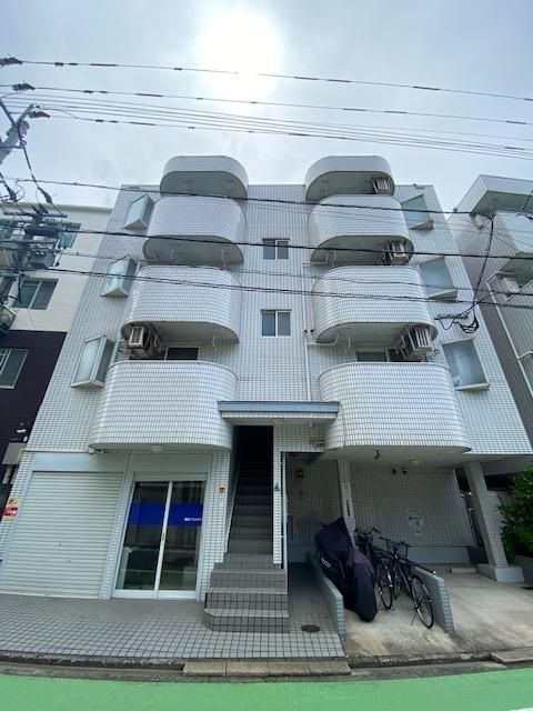 建物外観　【外観写真】白いタイル貼りがオシャレ