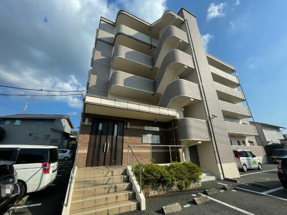 【熊本市東区長嶺南のマンションの建物外観】