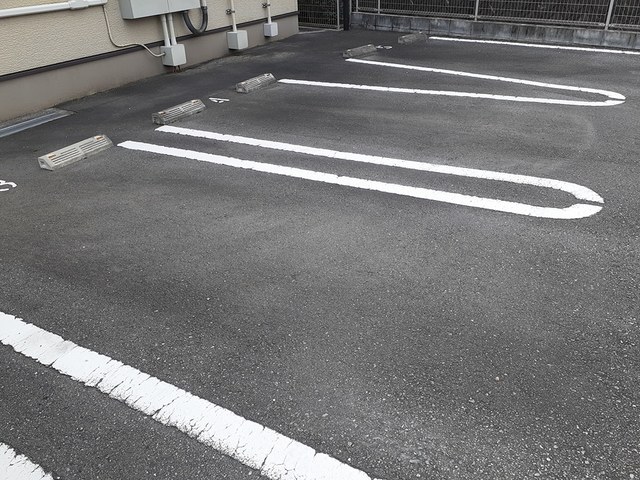 【ドラジェの駐車場】