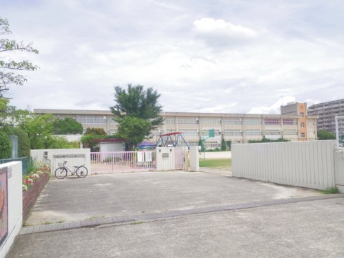 【橿原市上品寺町のマンションの小学校】