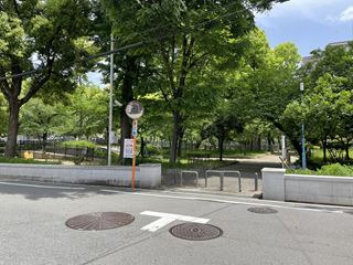 【大阪市中央区島之内のマンションの公園】