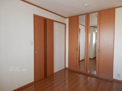 居室・リビング　ミラー付きクローゼット