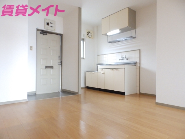 居室・リビング　同物件別室写真