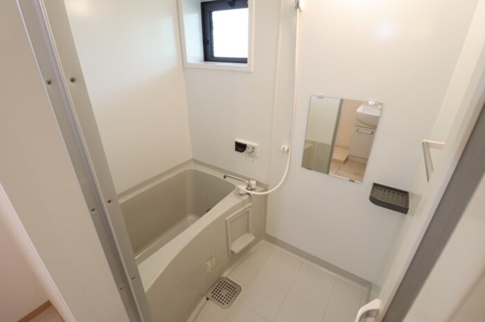 バス・シャワールーム　追い焚き給湯式浴室（小窓付）