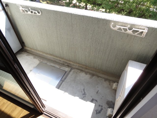 バルコニー　同物件別号室