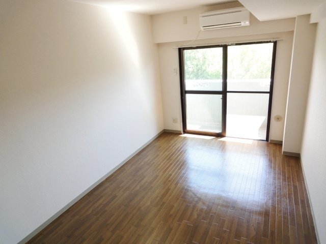 居室・リビング　同物件別号室