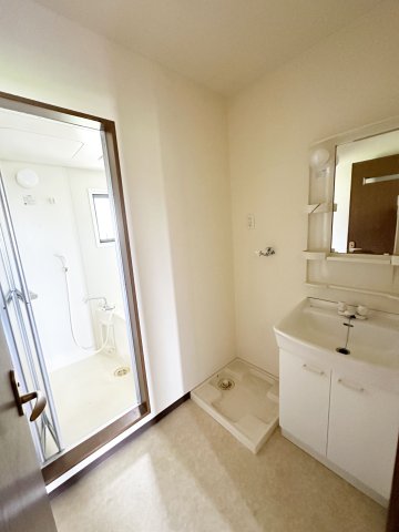 洗面設備　※同物件、別のお部屋の写真です。