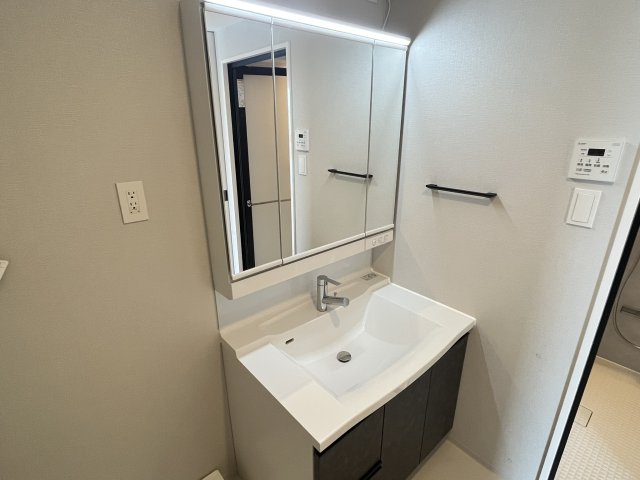 洗面設備　明るい洗面所です