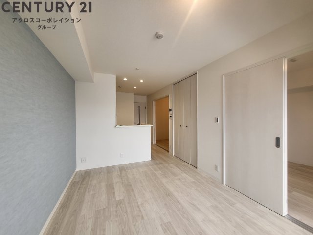 居室・リビング　床の色が明るい色合いで、とても綺麗です。