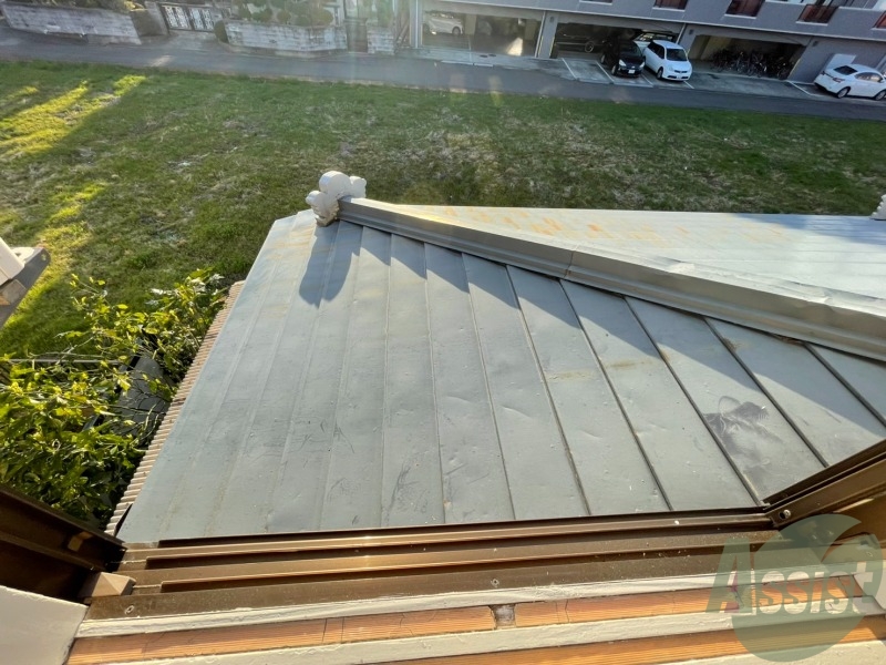 バルコニー　静かな住宅街の雰囲気と、緑が楽しめる眺望となっております。