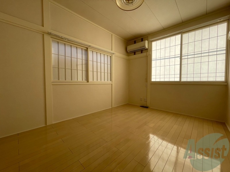 居室・リビング　６帖の洋室です。広々として、きれいですね。