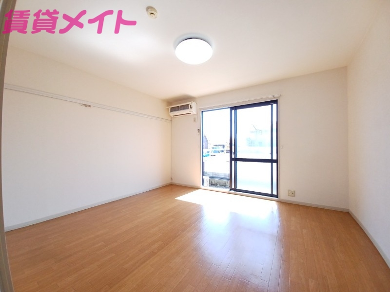 居室・リビング　同物件別室写真