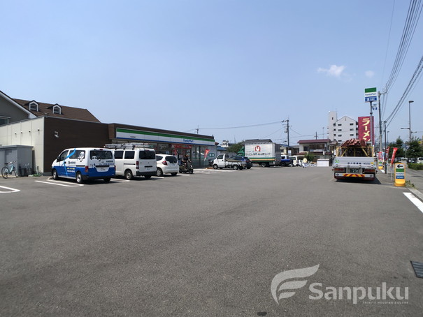 コンビニ　ファミリーマート（コンビニ）まで528m