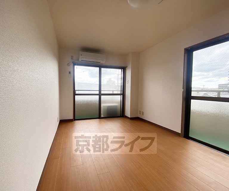 居室・リビング　落ち着いた雰囲気のお部屋です