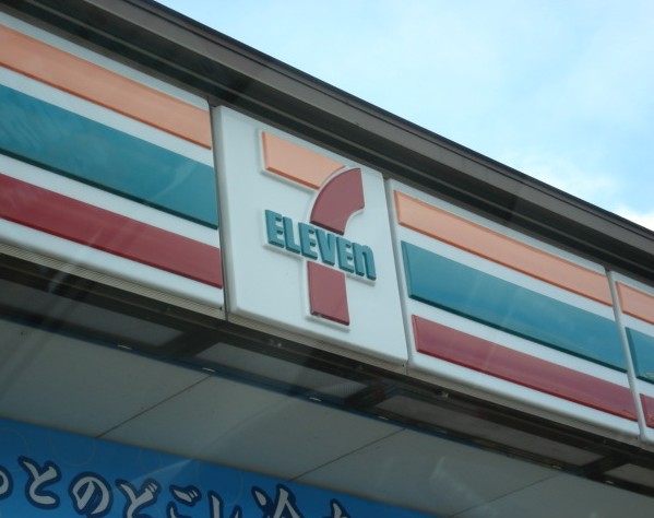 コンビニ　セブンイレブン（コンビニ）まで900m