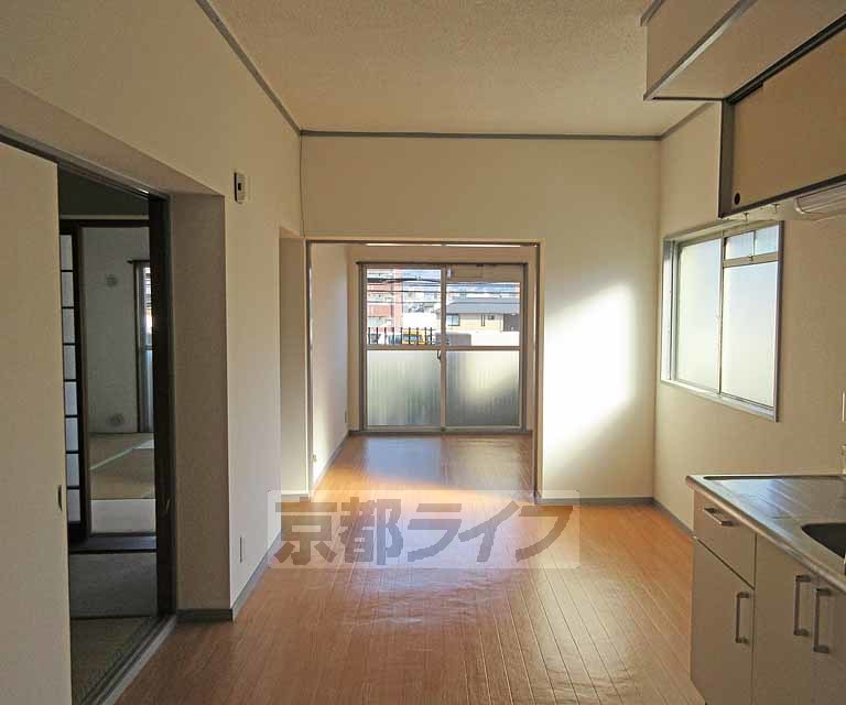 居室・リビング　日差しが入り明るいお部屋です・