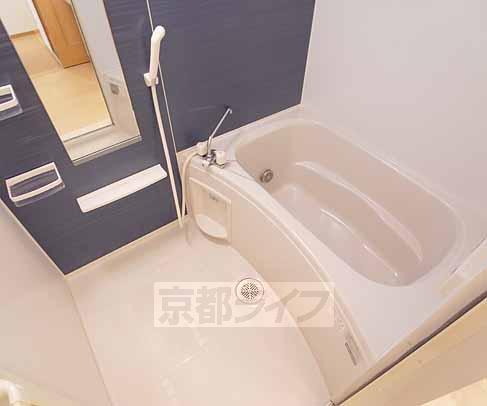 バス・シャワールーム　広めのお風呂です。壁がカッコいい。