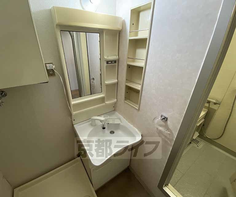 洗面設備　シンプルな洗面所です。