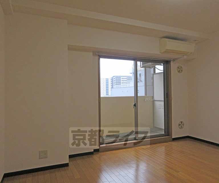 居室・リビング　エアコン付の洋室です