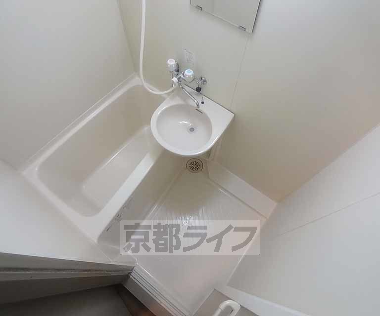 バス・シャワールーム　洗面の付いた浴室です。